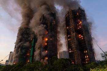El humo se eleva de un incendio en el complejo residencial de Wang Fuk Court, en el distrito de Tai Po en los Nuevos Territorios de Hong Kong, el 26 de noviembre de 2025. (AP Foto/Chan Long Hei)