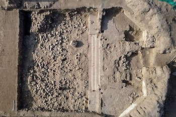 En el ingreso principal se encontraron 13 contextos funerarios de adultos y subadultos, correspondientes aproximadamente al periodo 1570-1619. El Peruano