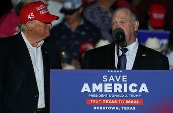 El entonces expresidente estadounidense Donald Trump escucha al exdirector interino del Servicio de Inmigración y Control de Aduanas (ICE) Thomas Homan durante un mitin en Robstown, Texas, EE. UU., el 22 de octubre de 2022. REUTERS/Go Nakamura