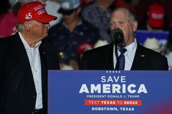 El entonces expresidente estadounidense Donald Trump escucha al exdirector interino del Servicio de Inmigración y Control de Aduanas (ICE) Thomas Homan durante un mitin en Robstown, Texas, EE. UU., el 22 de octubre de 2022. REUTERS/Go Nakamura