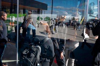 Estudiantes internacionales y otras personas