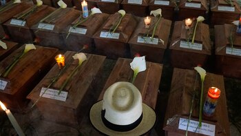 Sepultan a 59 víctimas de