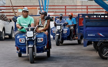 El "duro trabajo" de los triciclos eléctricos para aliviar la crisis de basura en Cuba