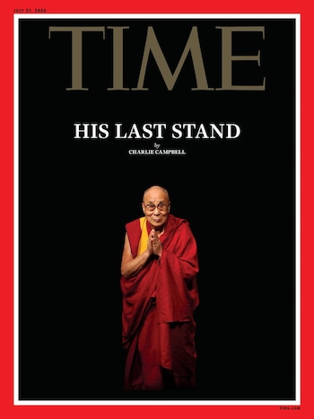 Portada de la revista TIME con el 14º Dalai Lama vestido con túnica roja y amarilla, con las manos juntas, sobre fondo negro