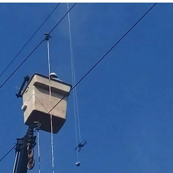 Un drone quedó atrapado en los cables de alta tensión de la ruta 36, a la altura del penal de Bouwer (Policía de Córdoba)