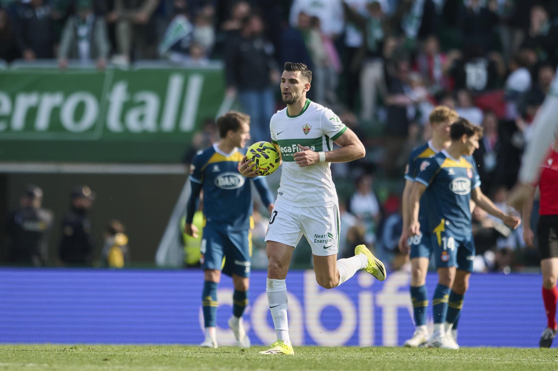 El Hilali denuncia un insulto racista de Rafa Mir: «Viniste en patera»