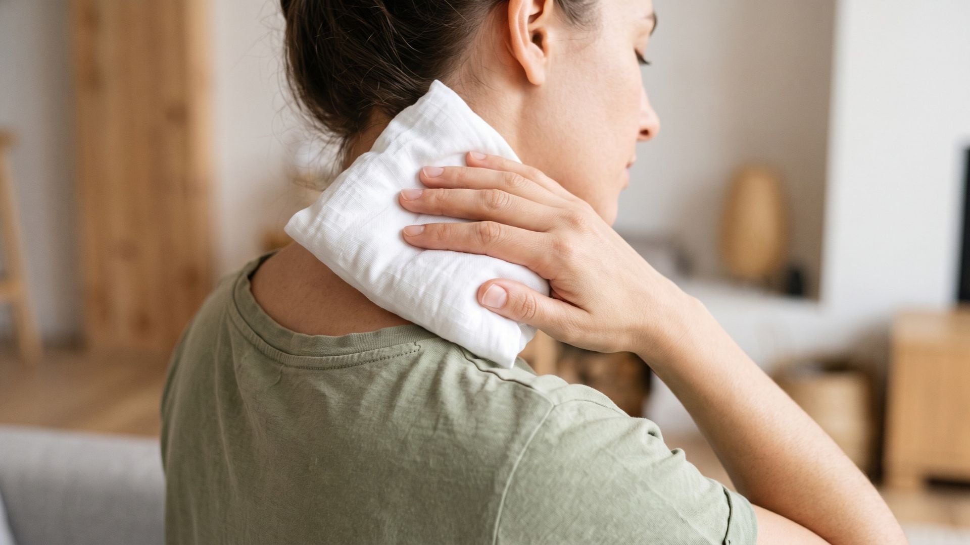 La aplicación de hielo local y la realización de rotaciones articulares controladas ayudan a aliviar la inflamación cervical en el hogar (Imagen Ilustrativa Infobae)