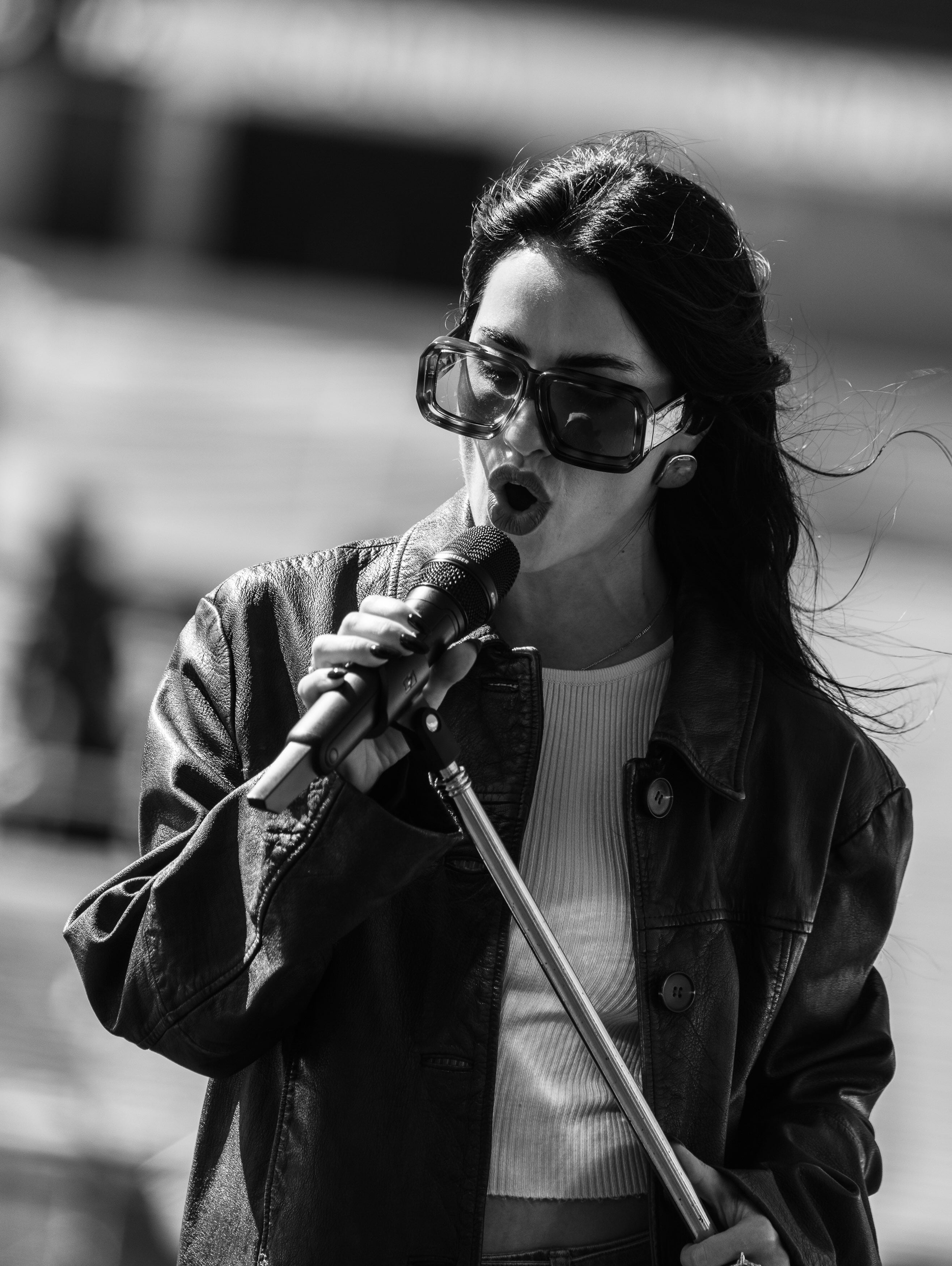La artista argentina Lali Espósito canta frente a un micrófono durante un concierto realizado en el estadio de River Plate.