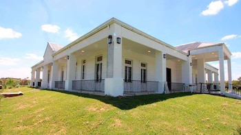 La imponente entrada de "El