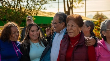 El gobernador turista y el costo de la ausencia