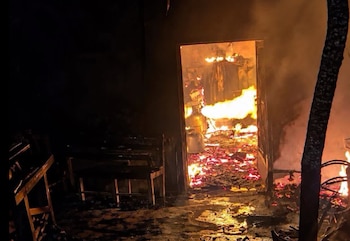 Fachada de la vivienda consumida por las llamas tras el ataque intrafamiliar provocado por el agresor (Cortesía: La Unión al día).