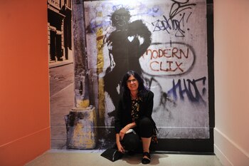 La muestra interactúa con el