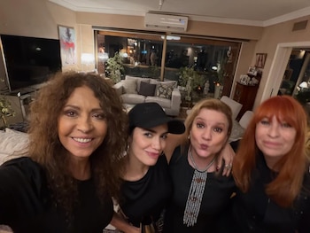 Cuatro mujeres sonrientes, Patricia Sosa, Lali, Lucía Galán y Manuela Bravo, posan de cerca en un interior iluminado con una sala de estar al fondo
