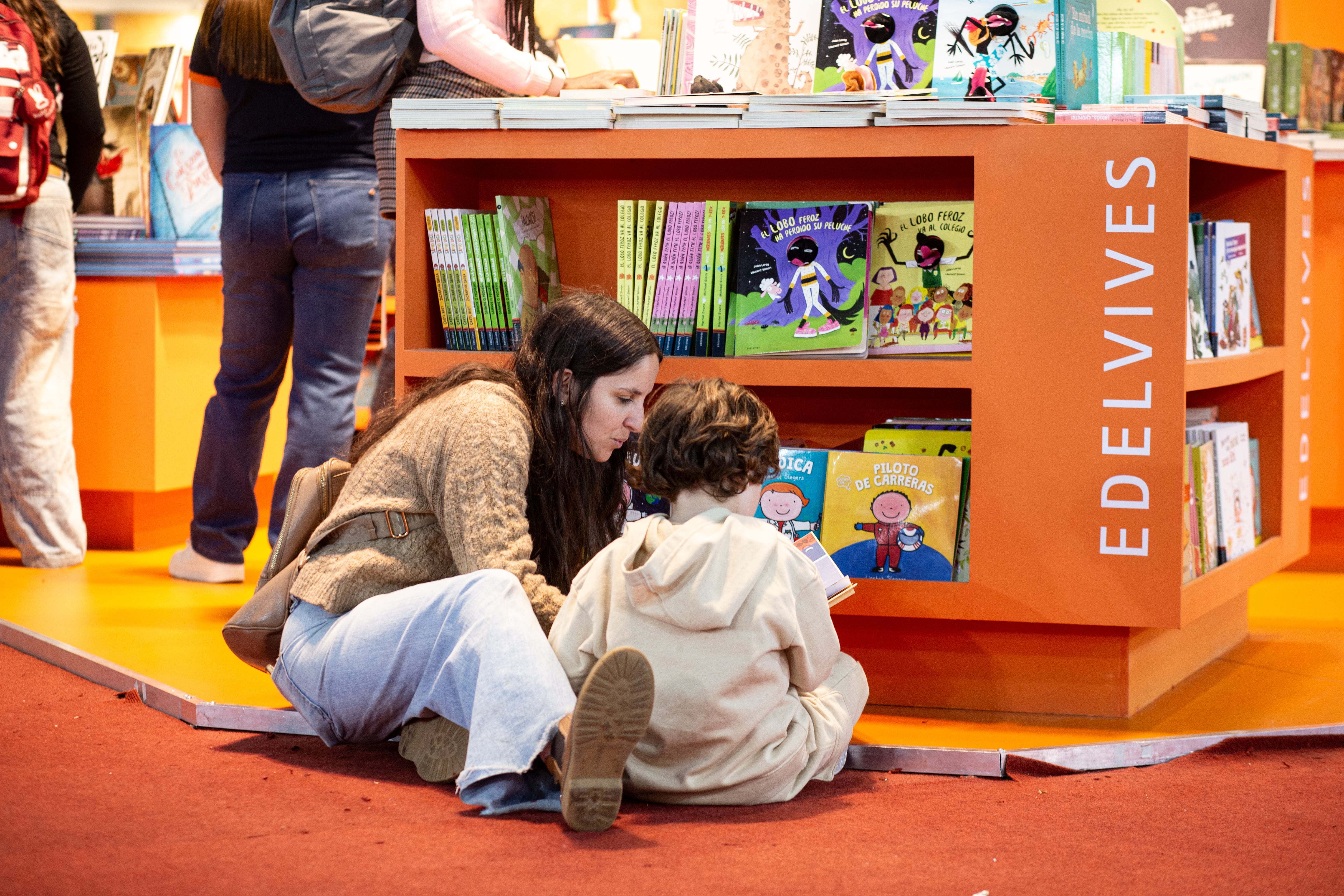 La programación incluye talleres de escritura y lectura personalizados, desafíos interactivos, y experiencias de narración para incentivar la creatividad y el aprendizaje entre los asistentes - (Fundación El Libro)
