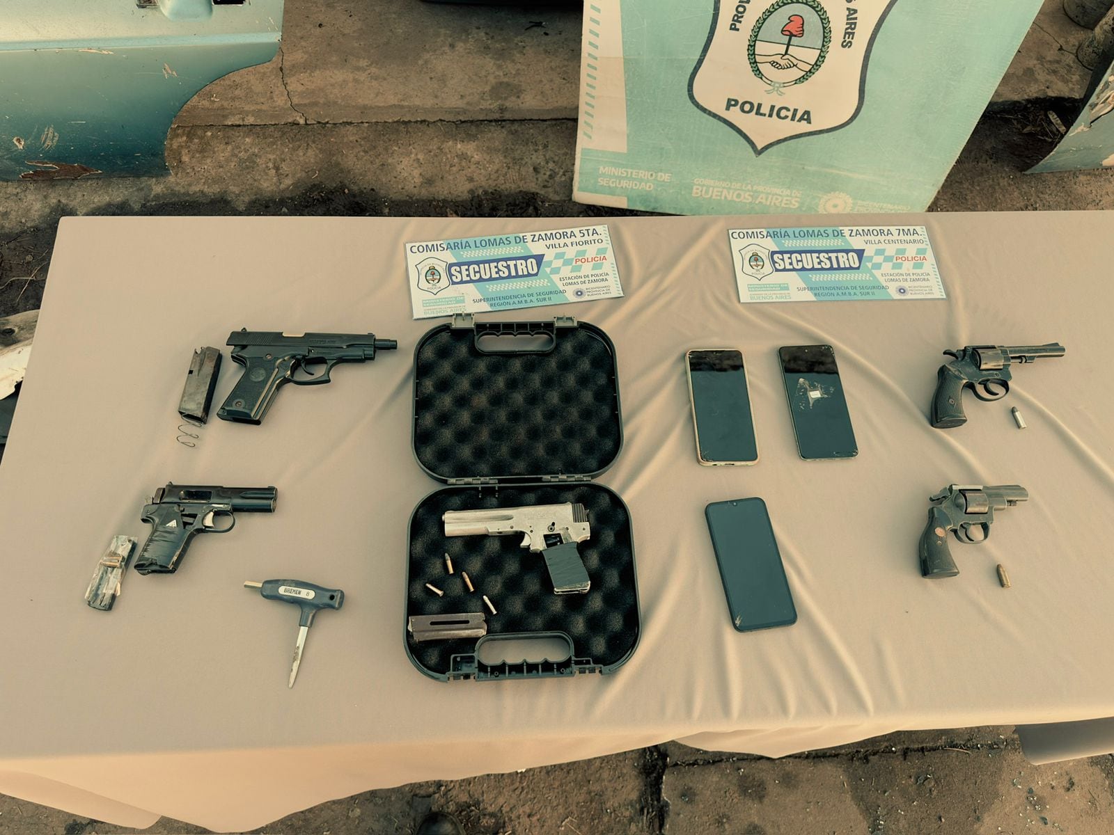 En los allanamientos se recuperaron tres armas de fuego, un hallazgo que agravó los cargos contra los imputados