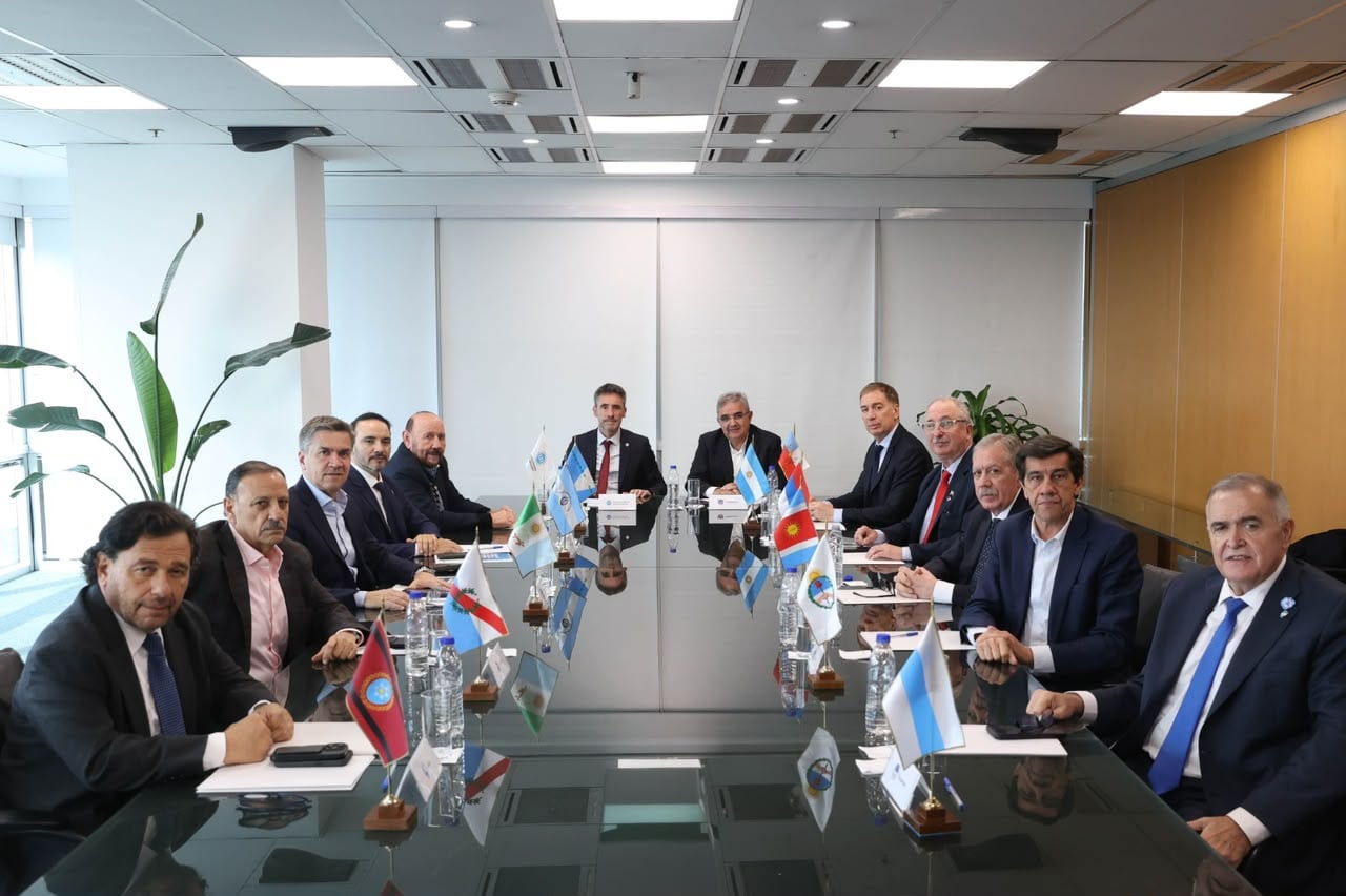 La reunión de los 10 gobernadores del norte grande con Santilli