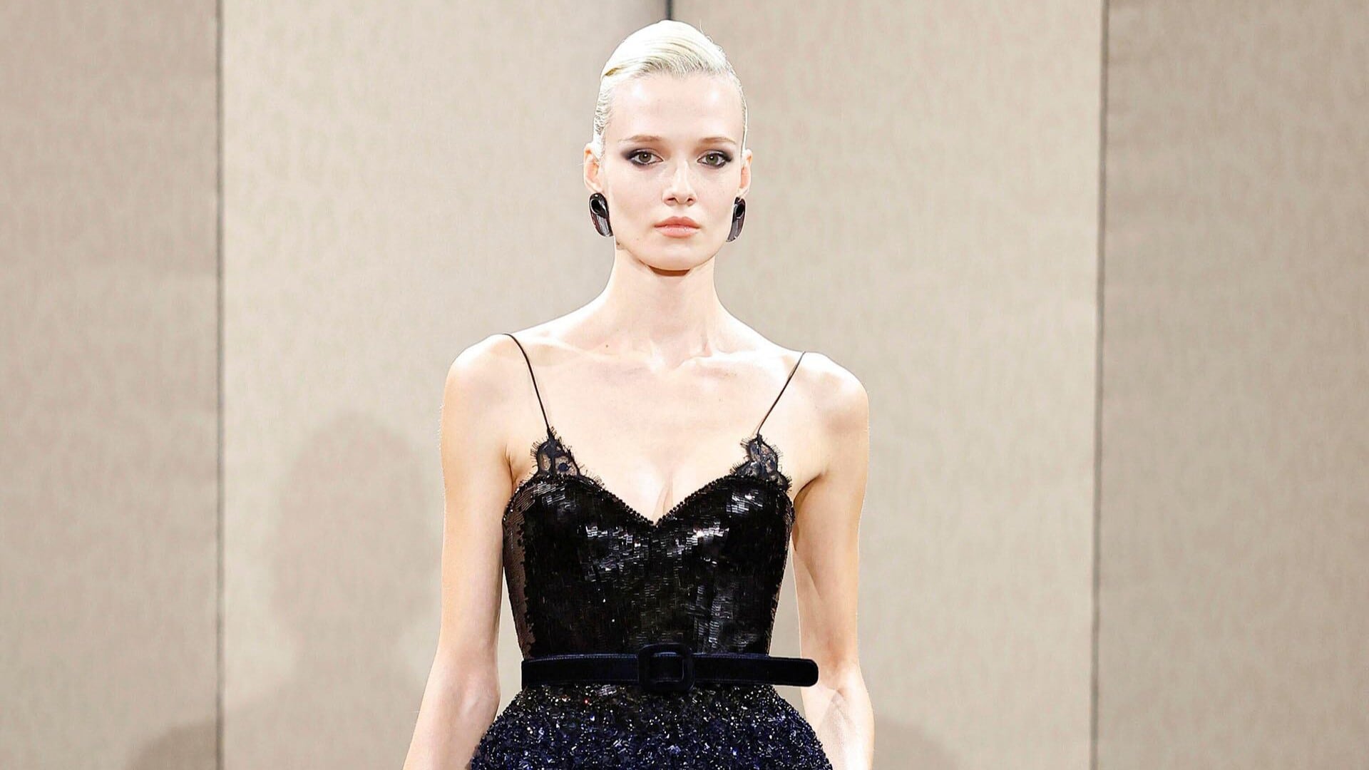 El legado de Giorgio Armani se transforma con una nueva colección de su heredera: elegancia discreta en París
