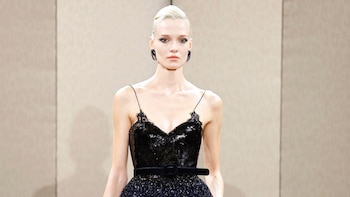 El legado de Giorgio Armani se transforma con una nueva colección de su heredera: elegancia discreta en París