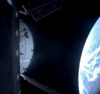 Primeras imágenes de Artemis II con la Tierra de fondo. Los paneles solares que brindan electricidad a la cápsula Orión, ya se encuentran desplegados (NASA)