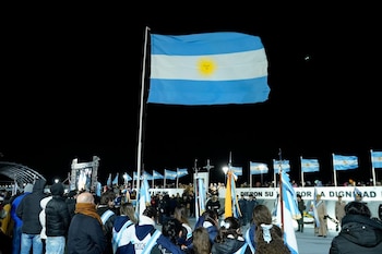 El acto contó con la presencia de veteranos y familiares que recordaron a los caídos en batalla (X: @agustinpcoto)