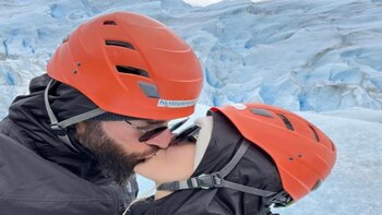 Beso entre Angelique Boyer y