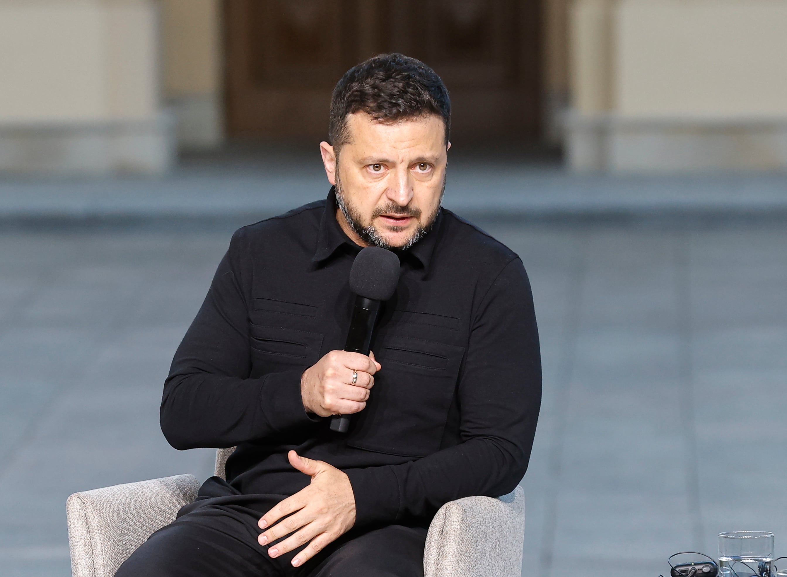 El presidente de Ucrania, Volodímir Zelenski, habla durante una rueda de prensa conjunta con los enviados especiales de Estados Unidos para la paz, Steve Witkoff y Jared Kushner, en el Palacio Mariinski de Kiev, Ucrania, el 6 de septiembre de 2026. EFE/EPA/SERGEY DOLZHENKO