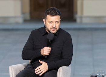 El presidente de Ucrania, Volodímir Zelenski, habla durante una rueda de prensa conjunta con los enviados especiales de Estados Unidos para la paz, Steve Witkoff y Jared Kushner, en el Palacio Mariinski de Kiev, Ucrania, el 6 de septiembre de 2026. EFE/EPA/SERGEY DOLZHENKO