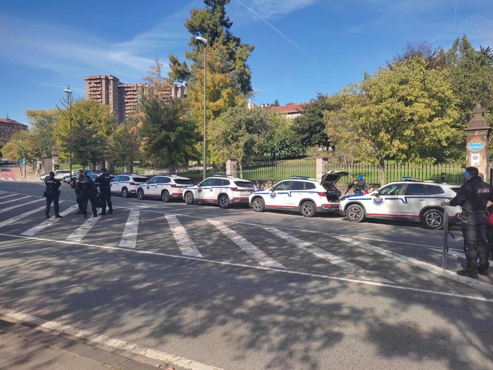 La Ertzaintza blinda la Universidad de Deusto, en Bilbao, en previsión de incidentes por las protestas contra Quiles
