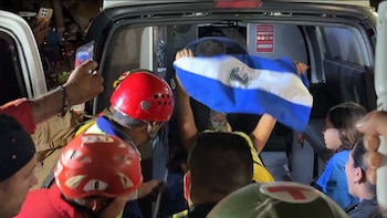 El abrazo que venció a la tragedia: Salvadoreños rescatan a joven de 15 años atrapada bajo los escombros en Venezuela