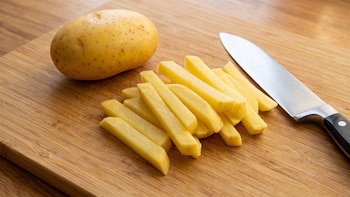 Por qué nunca deberías guardar las patatas junto a las cebollas: el error común en la cocina que estropea la comida antes de tiempo