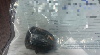Oficiales de la Policía Penitenciaria descubrieron marihuana oculta en una bolsa de frituras que un auxiliar de enfermería intentó entregar a un privado de libertad en el Hospital Tony Facio de Limón. Crédito: Ministerio de Justicia