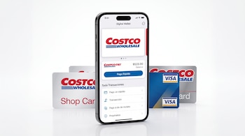 Teléfono inteligente con una pantalla que exhibe una billetera digital de Costco, rodeado por tarjetas Shop Card y una tarjeta Visa.