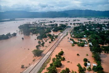 Vista a�rea de la ciudad de Villanueva en el departamento de Cort�s, incomunicada el 18 de noviembre de 2020 con la ciudad de San Pedro Sula debido al desbordamiento del r�o Chamelec�n (Honduras). EFE/ Jos� Valle