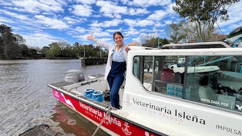 “Soy veterinaria y tengo un consultorio flotante”: la mujer que atiende a sus pacientes a bordo de su lancha en el Delta
