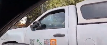 Una camioneta con logos del