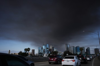 El cielo cubierto de humo en el inicio del incendio en un almacén de Los Ángeles, el miércoles 17 de junio de 2026. (AP Foto/Jae C. Hong)