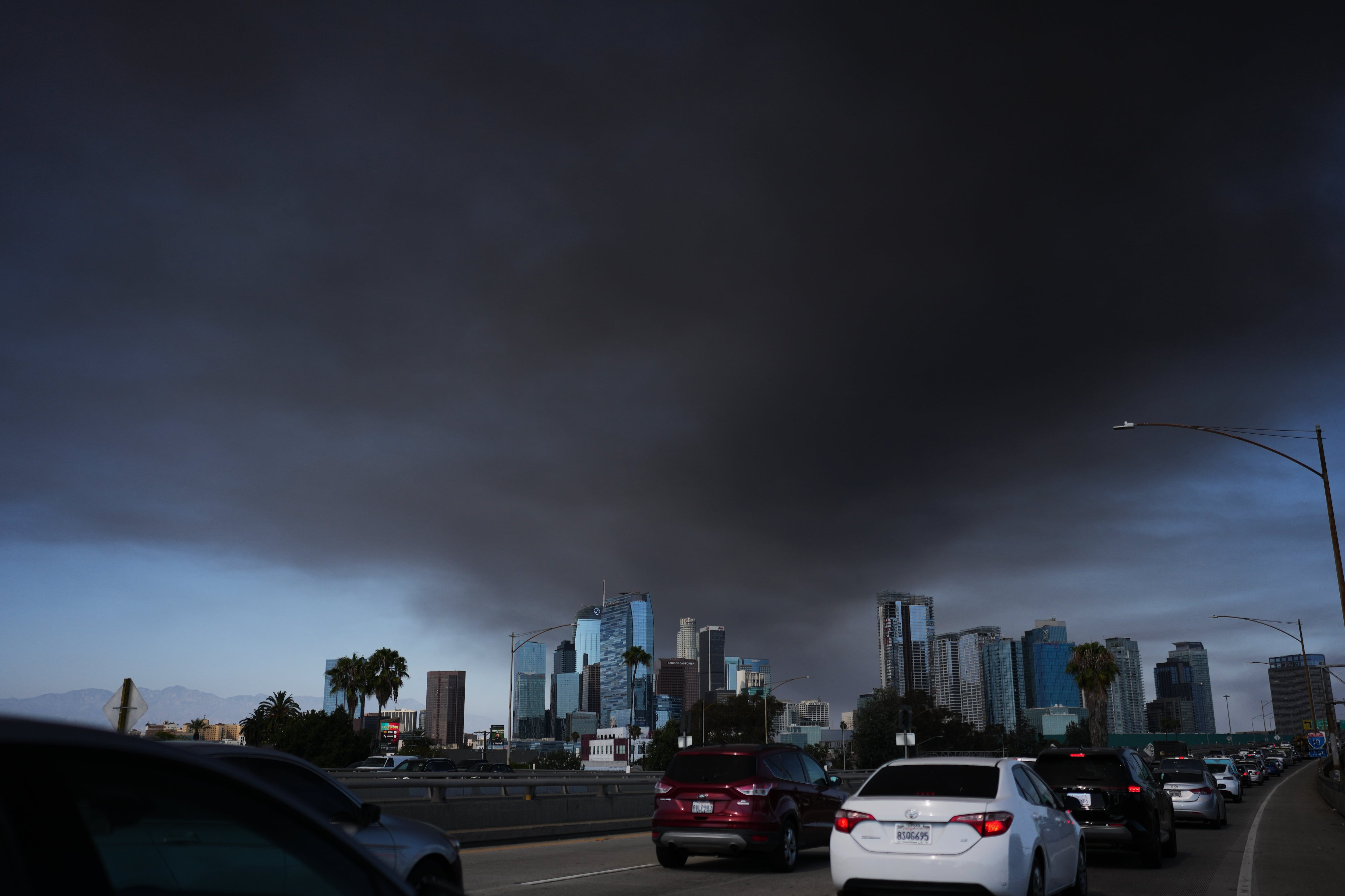 El cielo cubierto de humo en el inicio del incendio en un almacén de Los Ángeles, el miércoles 17 de junio de 2026. (AP Foto/Jae C. Hong)