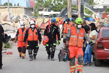 Las 12 unidades se relevan día y noche, inspeccionan ruinas, organizan datos en terreno y cuentan con Rex, el binomio canino que apoya la localización en áreas asignadas. (Cortesía: Astrid Salazar)