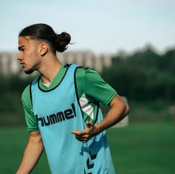 Kies había firmado por el equipo reserva del En Avant Guingamp en el verano de 2025, tras siete años como residente en el centro de entrenamiento del AS Saint-Étienne