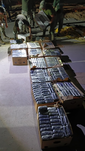 El tráiler asegurado transportaba mil 800 kilogramos de cocaína ocultos en su interior. (Cortesía)