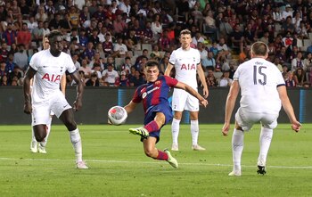 Dávinson Sánchez en una de las acciones de ataque del Barcelona, que tuvo a Pedri muy activo en el área contraria. Foto: REUTERS/Nacho Doce