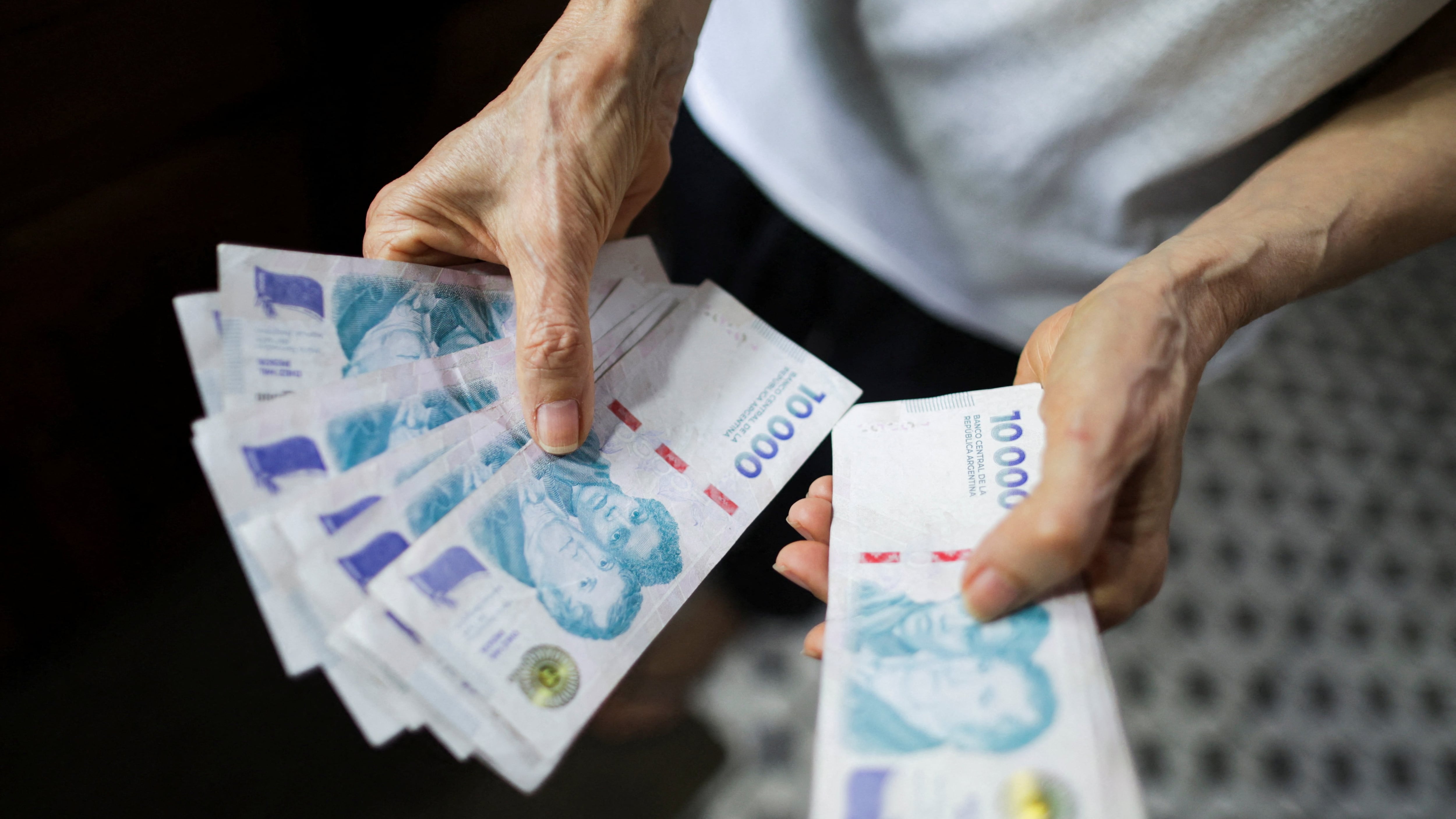 Casi 9 de cada 10 argentinos consideran que su sueldo no alcanza para  cubrir necesidades básicas, según un estudio - Infobae