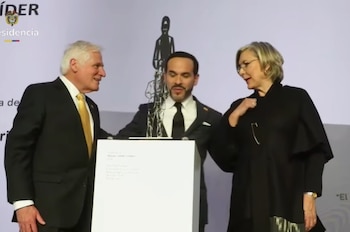 Un artista entregó la escultura del premio tras diseñarla mientras el exsenador permanecía en cuidados intensivos - crédito captura de pantalla Presidencia