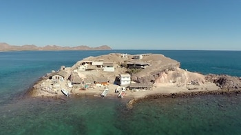 Llegaron en bote a una isla desierta y la transformaron en su hogar: hoy sus hijos viven de la pesca y los turistas curiosos