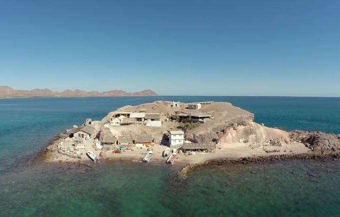 Llegaron en bote a una isla desierta y la transformaron en su hogar: hoy sus hijos viven de la pesca y los turistas curiosos