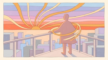 Ilustración de figura humana estilizada en una terraza con barandilla, edificios urbanos y un cielo de atardecer con sol y haces de luz de colores cálidos.