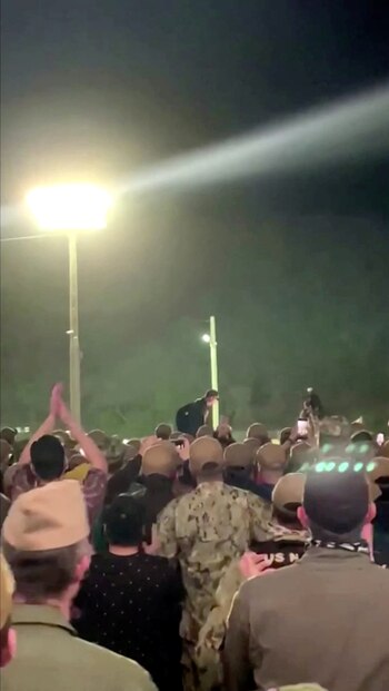 Los tripulantes despidieron con ovaciones al capitán Brett Crozier (Reuters)