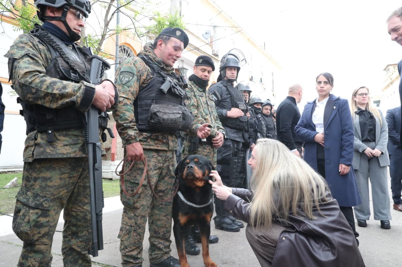 La secretaria general de la Presidencia, Karina Milei, con efectivos de las fuerzas armadas