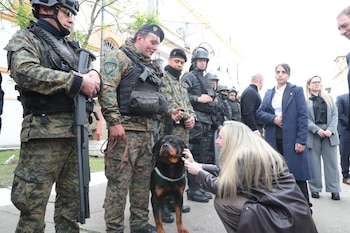 La secretaria general de la Presidencia, Karina Milei, con efectivos de las fuerzas armadas