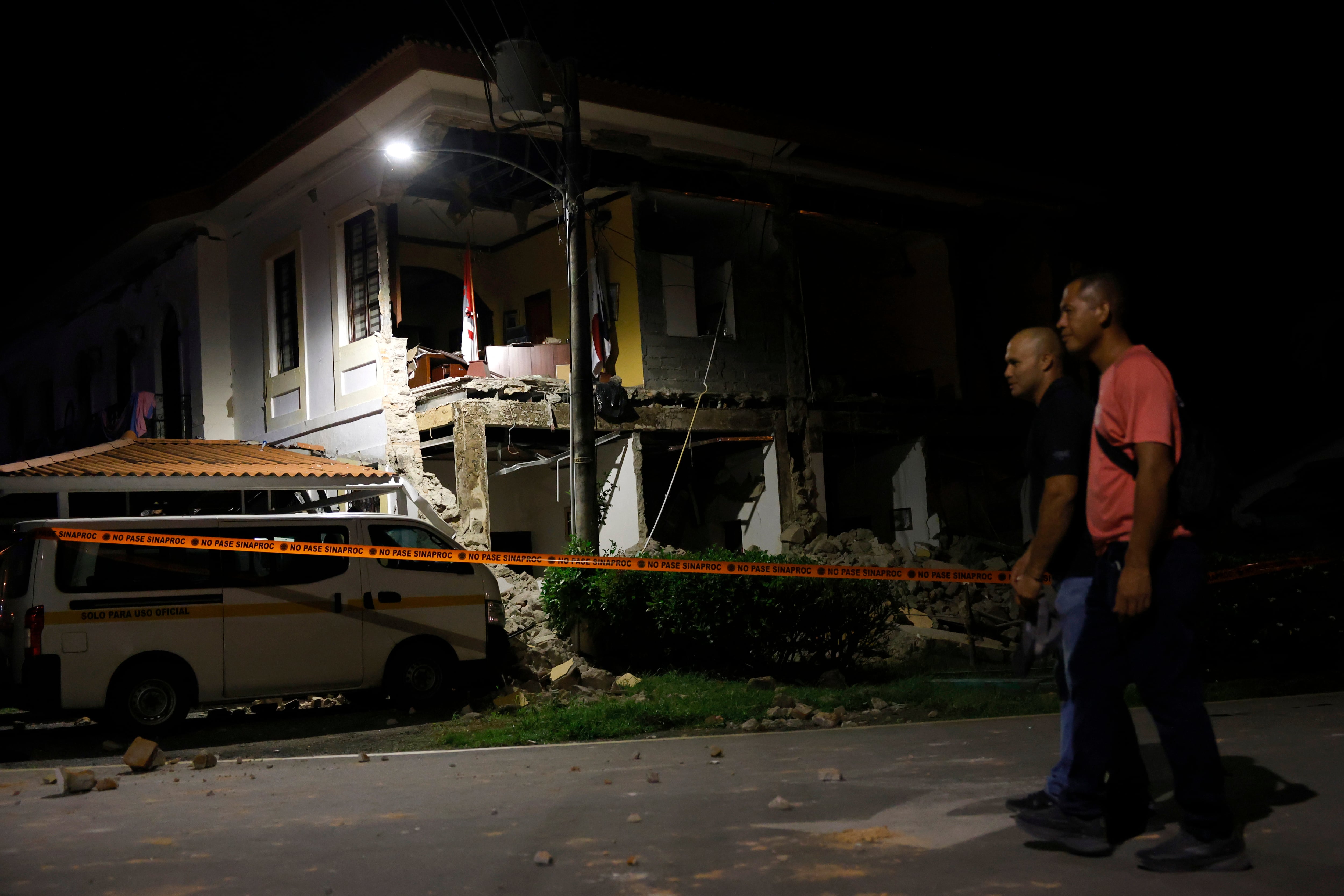 Personas caminan frente a una edificación que fue afectada por el terremoto de magnitud 7,5 que tuvo como epicentro cerca a Tonosí, un pueblo costero del sur de Panamá. EFE/ Bienvenido Velasco